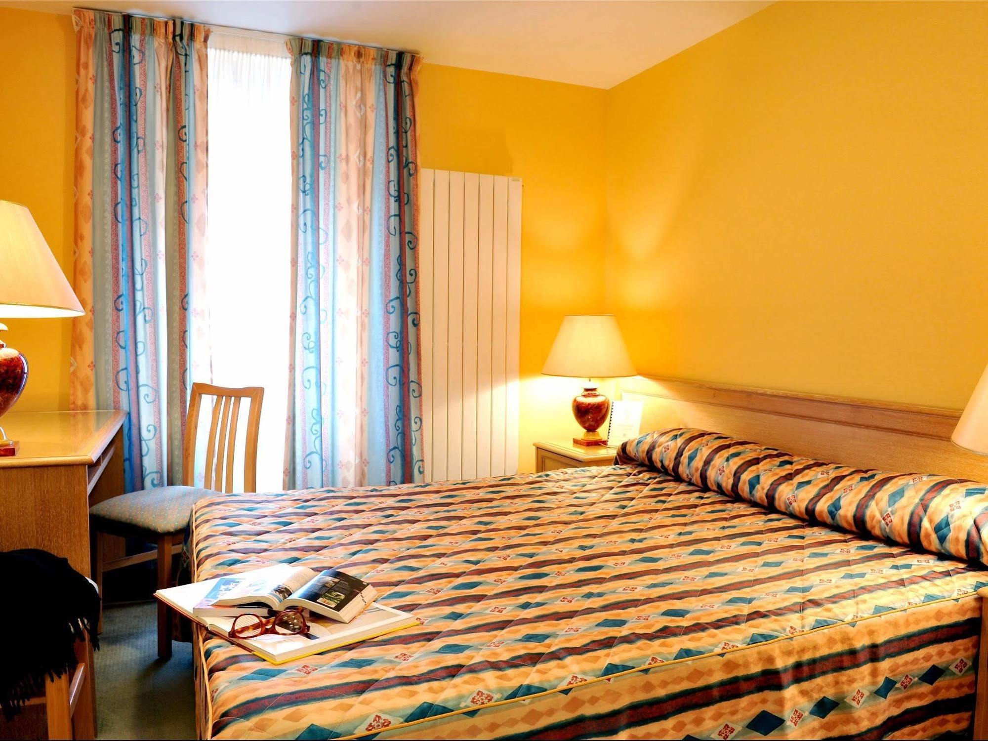 Logis Hotel Le Continental Шатору Екстер'єр фото
