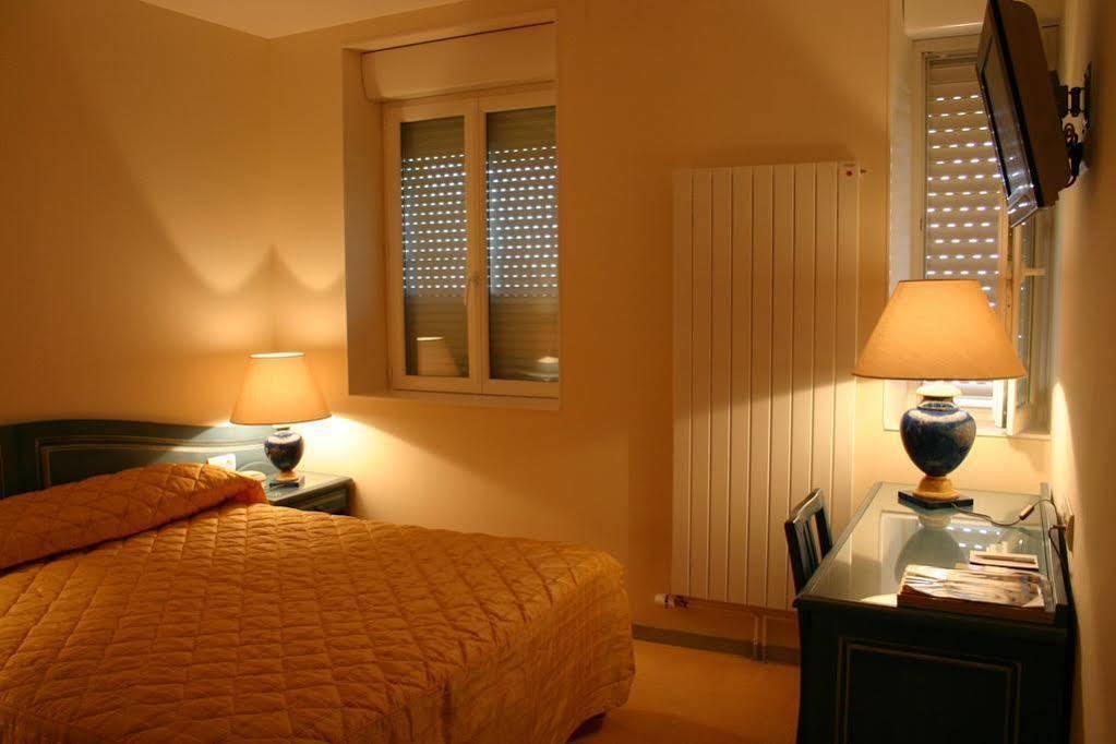 Logis Hotel Le Continental Шатору Екстер'єр фото